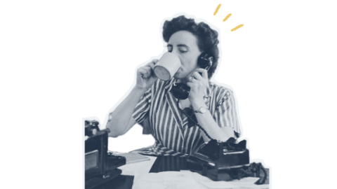 femme au téléphone et buvant son café